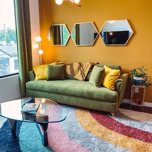 mid-century-luxe-boutique-stay-mins-to-broadway.nashville-hotels.org/